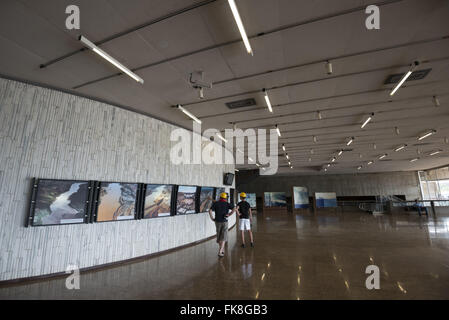 Touristen besuchen die Ausstellung von Fotos in das Wasserkraftwerk von Itaipu Stockfoto