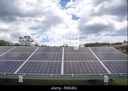 Anzeichen von Sonnenenergie zur Erzeugung von elektrischer Energie Stockfoto