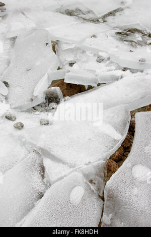 Gebrochenes Eisschicht auf einem See im Val di Mello, Italien Stockfoto