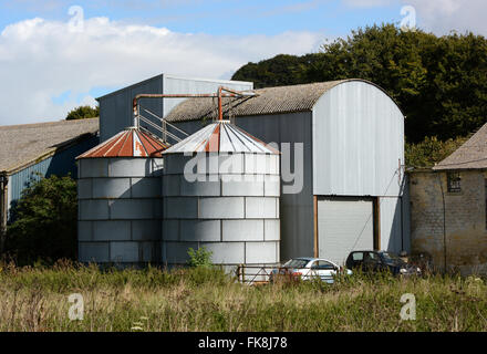 Getreidesilos Lagerung auf Bauernhof in Wiltshire, England Stockfoto