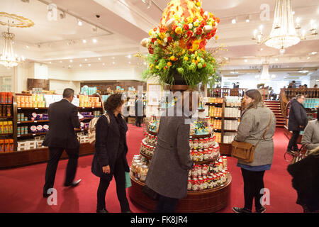 Menschen beim Einkaufen, Fortnum und Mason Kaufhaus Interieur, Piccadilly, London UK Stockfoto