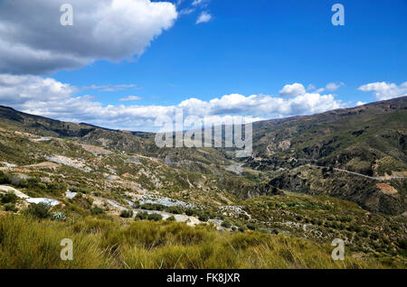 Berg und das Tal, das Flusses Guadalfeo in der Alpujarra, Granada durchzieht Stockfoto