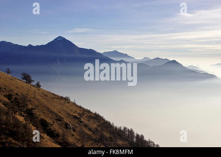 Am Monte Berlinghera Blick zum Monte Legnone, Inversion, Dezember ohne Schnee, in der Nähe von Gera Lario am Comer See, Italien Stockfoto