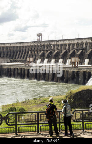 Touristen besuchen die Wasserkraftwerk Itaipu - Itaipu Binacional - Integration zwischen Brasilien und Pa Stockfoto