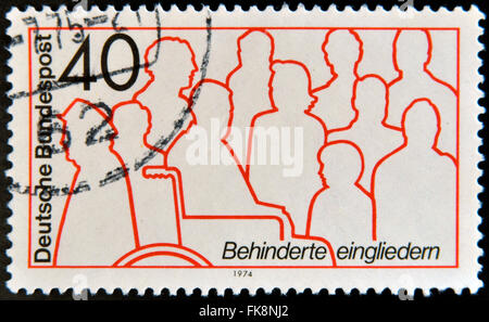 Deutschland - CIRCA 1974: Eine Briefmarke gedruckt in Deutschland zur Integration von Menschen mit Behinderungen, ca. 1974 Stockfoto