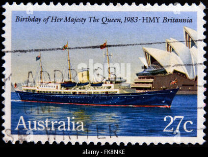 Australien - ca. 1983: A Briefmarke gedruckt in Australien zeigt die HMY Britannia, gewidmet von Queen Elizabeth II, 57. Geburtstag Stockfoto