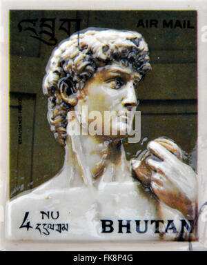 BHUTAN - ca. 1971: Briefmarke gedruckt in Bhutan widmet sich der Geschichte der Skulptur zeigt David von Michelangelo, ca. 1971 Stockfoto