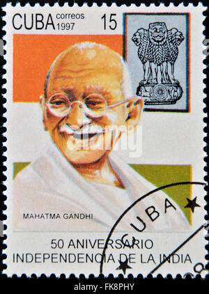 Kuba - CIRCA 1997: Eine Briefmarke gedruckt in Kuba zeigt Mahatma Gandhi zum 50. Jahrestag der Unabhängigkeit von Indien, ca. 1997 Stockfoto