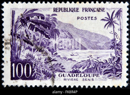 Frankreich - CIRCA 1957: Briefmarke gedruckt in Frankreich zeigt Guadeloupe, Sens Fluss, ca. 1957 Stockfoto