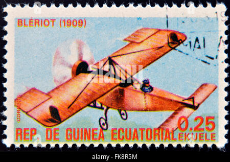 ÄQUATORIAL GUINEA - CIRCA 1974: Eine Briefmarke gedruckt in Guinea widmet sich der Geschichte der Luftfahrt zeigt Blériot XI, 1909, ca. 1974 Stockfoto