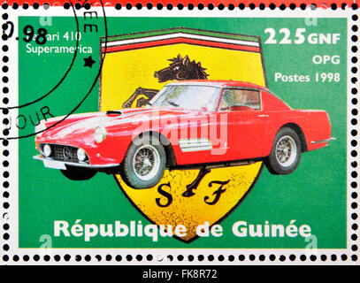 GUINEA - ca. 1998: Briefmarke gedruckt in Guinea Jahrestag des Enzo Ferrari, Ferrari 410 Superamerica zeigt Stockfoto