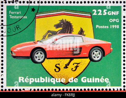 GUINEA - ca. 1998: Briefmarke gedruckt in Guinea Jahrestag des Enzo Ferrari, Ferrari Testarossa, ca. 1998 zeigt Stockfoto