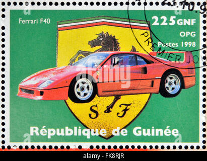 GUINEA - ca. 1998: Briefmarke gedruckt in Guinea Jahrestag des Enzo Ferrari, Ferrari F40, zeigt ca. 1998 Stockfoto