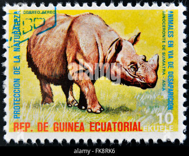 ÄQUATORIAL GUINEA - CIRCA 1974: Briefmarke gedruckt in Guinea gewidmet vom Aussterben bedrohte Tiere, zeigt Sumatra-Nashorn, Asien Stockfoto