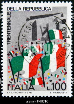 Italien - ca. 1976: Briefmarke gedruckt in Italien zeigt italienischen Fahnen, ca. 1976 Stockfoto