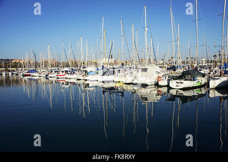 Barcelona, Spanien - 27. Dezember 2015: Port Olimpic Marina in der Stadt Barcelona, Katalonien, Spanien Stockfoto