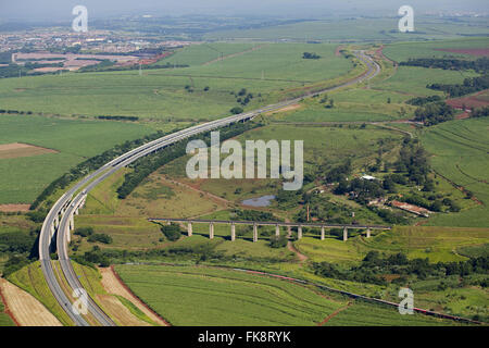 Luftaufnahme der Bandeirantes Autobahn SP-348 zwischen Zuckerrohr Stockfoto