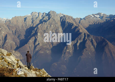 Wanderer auf Monte Berlinghera, Pizzo Ligonicio in den Rücken, Alpen im Dezember ohne Schnee, in der Nähe von Gera Lario am Comer See, Italien Stockfoto
