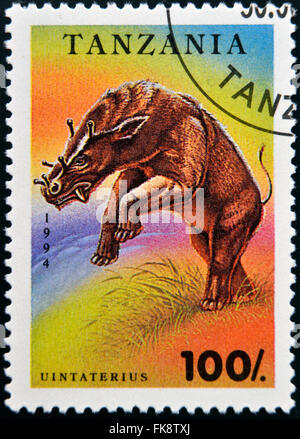 Tansania - CIRCA 1994: Briefmarke gedruckt in Tansania zeigt einen Dinosaurier Uintaterius aus der Serie "Prähistorische Tiere" circa 1994 Stockfoto