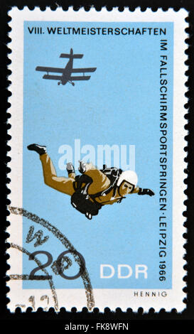 Deutschland - ca. 1966: Eine Briefmarke gedruckt in Ostdeutschland zeigt Fallschirmspringer, ca. 1966 Stockfoto