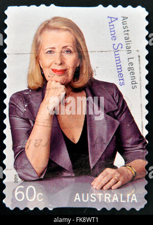 Australien - ca. 2011: Eine Briefmarke gedruckt in Australien zeigt Anne Summers, australische Legenden, ca. 2011 Stockfoto