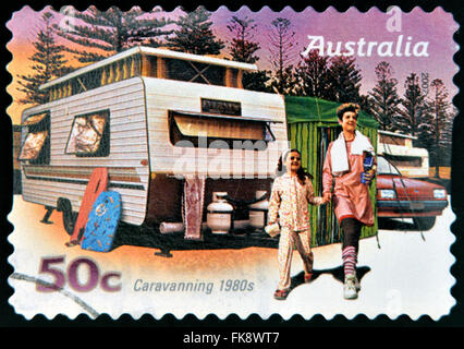 Australien - CIRCA 2007: Eine Briefmarke gedruckt in Australien zeigt Familie genießen eine Karawane von den 80er Jahren, Caravaning der 1980er Jahre ca. 2007 Stockfoto