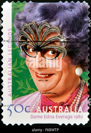 Australien - ca. 2004: Eine Briefmarke gedruckt in Australien zeigt Dame Edna Everage, ca. 2004 Stockfoto