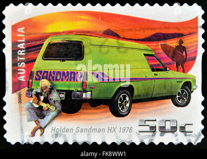 Australien - CIRCA 2006: Eine Briefmarke gedruckt in Australien zeigt Holden Sandman HX - 1976 und Mann mit Gitarre, circa 2006 Stockfoto