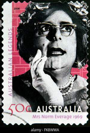 Australien - ca. 2004: Eine Briefmarke gedruckt in Australien zeigt Dame Edna Everage 1969, ca. 2004 Stockfoto