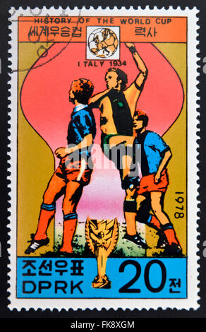 KOREA - CIRCA 1978: A Briefmarke gedruckt in Nordkorea zeigt die Fußballer, Cup und Glob mit der Aufschrift "Italien, 1934" Stockfoto