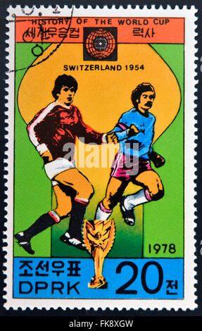 KOREA - CIRCA 1978: A Briefmarke gedruckt in Nordkorea zeigt Fußball-Spieler, Cup und Glob mit der Inschrift der Schweiz 1954 Stockfoto