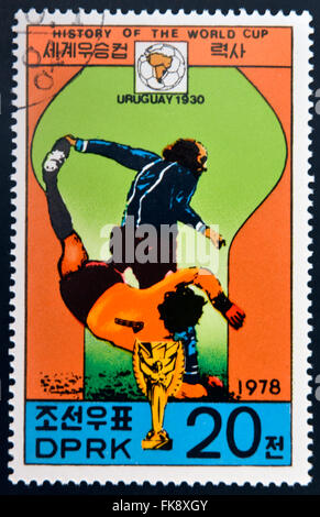 KOREA - CIRCA 1978: A Briefmarke gedruckt in Nordkorea zeigt die Fußballer, Cup und Glob mit der Aufschrift 'Uruguay 1930', Stockfoto