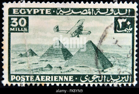 Ägypten - ca. 1946: Briefmarke gedruckt in Ägypten zeigt Ebene über Pyramiden von Gizeh, ca. 1946 Stockfoto