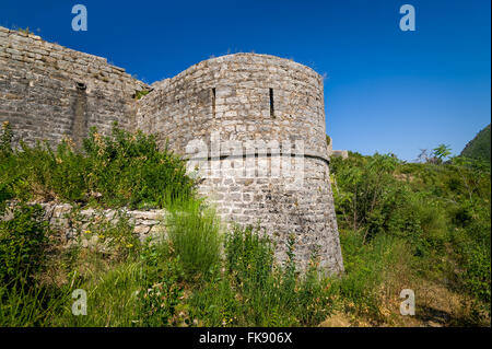 Steinmauern und Verteidigung Turm Tvrdava Mogren Festung Stockfoto