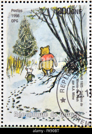 GUINEA - ca. 1998: eine Briefmarke gedruckt in Republik Guinea erinnert an die Schaffung von Winnie The Pooh von Milne, ca. 1998. Stockfoto