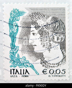 Italien - ca. 2002: Briefmarke gedruckt in Italien zeigt Porträt Etruskische Kunst Frau, ca. 2002 Stockfoto