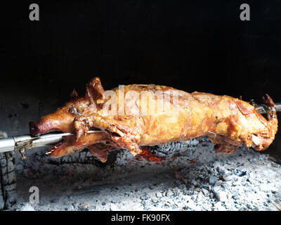 Gebratenes Schwein auf die Zahnstange im kroatischen restaurant Stockfoto