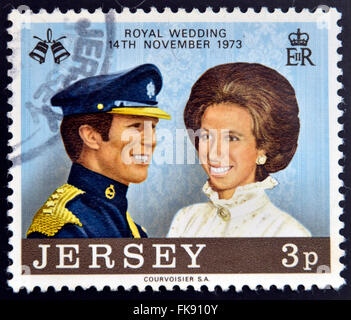 JERSEY - CIRCA 1974: Eine Briefmarke gedruckt in Jersey zum Gedenken an die Hochzeit von Prinzessin Anne und Mark Phillips 1973, ca. 1974 Stockfoto