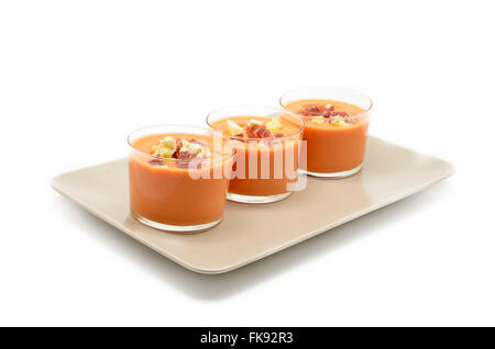 Gläser mit Gazpacho, traditionelle spanische Küche Stockfoto