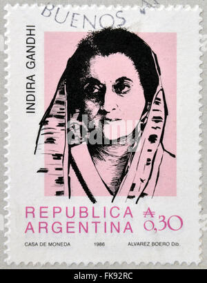 Argentinien - CIRCA 1986: Briefmarke gedruckt in Argentinien zeigt Indira Gandhi, ca. 1986 Stockfoto