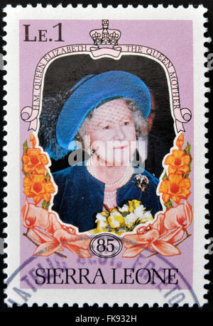 SIERRA LEONE - ca. 1985: Eine Briefmarke gedruckt in Sierra Leone zeigt die Königin-Mutter, Mutter der Königin Elizabeth 2., ca. 1985 Stockfoto