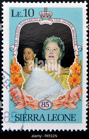 SIERRA LEONE - ca. 1985: Eine Briefmarke gedruckt in Sierra Leone zeigt die Königin-Mutter, Mutter der Königin Elizabeth 2., ca. 1985 Stockfoto