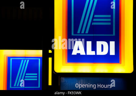 Aldi Ladenschildern beleuchtet nachts Stockfoto