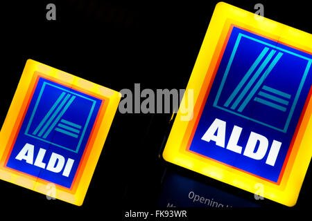 Aldi Ladenschildern beleuchtet nachts Stockfoto