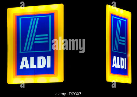 Aldi Ladenschildern beleuchtet nachts Stockfoto