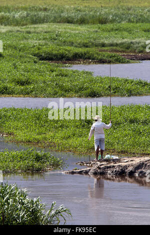 Person Angeln im Großraum Tietê Fluss Stadt Biritiba-Mirim - Sao Paulo Stockfoto