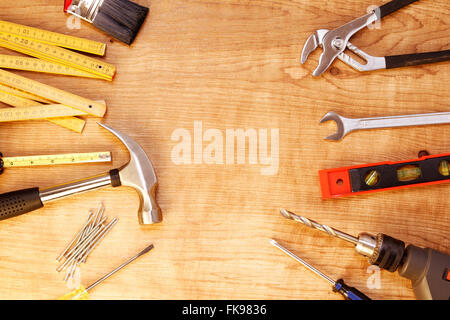 Verschiedene Werkzeuge auf Holz Stockfoto