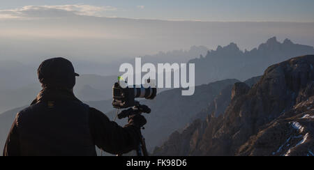 Fotograf Aufnahmen an den Hängen des Tre Cime, Dolomiten, Provinz Belluno, Region Venetien, Italien Stockfoto