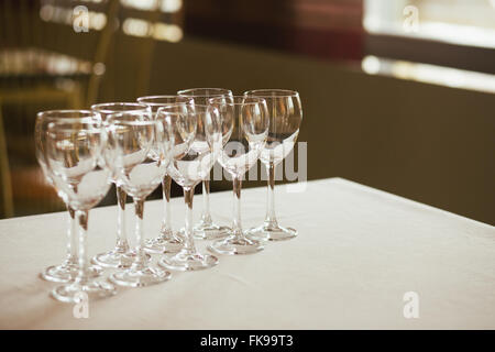 Leere Gläser set im restaurant Stockfoto