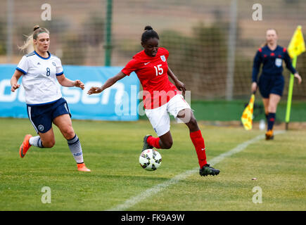 La Manga, Spanien. 7. März 2016. Freundlichen Fußballspiel 8-Nationen-Turnier zwischen England Vs Dänemark Frauen unter 19 Jahren. Rinsola Babajide und Freja Sorensen. Bildnachweis: ABEL F. ROS / Alamy Live News Stockfoto